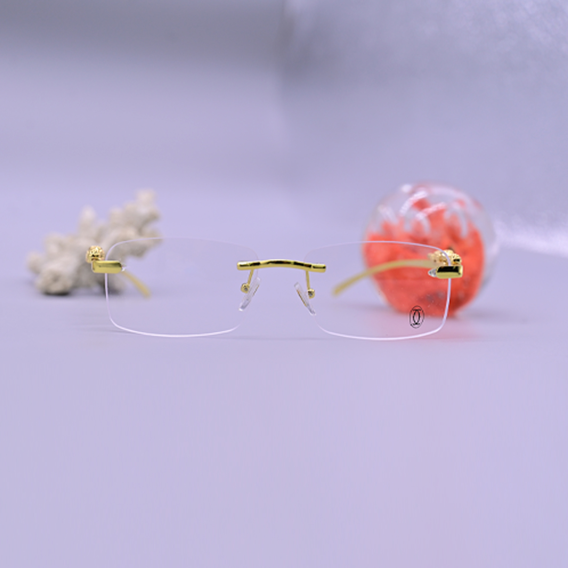 نظارة كارتير طبية موديل 3004 بإطار كامل وتصميم دائري كلاسيكي مع تفاصيل دقيقة ومميزة على الذراعين تعكس الفخامة.