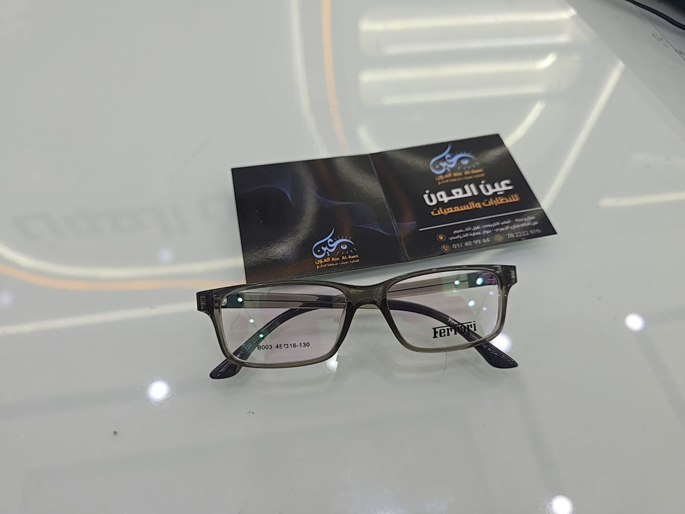 نظارة أطفال طبية من ماركة فيراري (Ferarri) موديل 003، إطار دائري كامل بلون زيتوني (أخضر داكن) شفاف، متوفرة لدى متجر عين العون للبصريات.