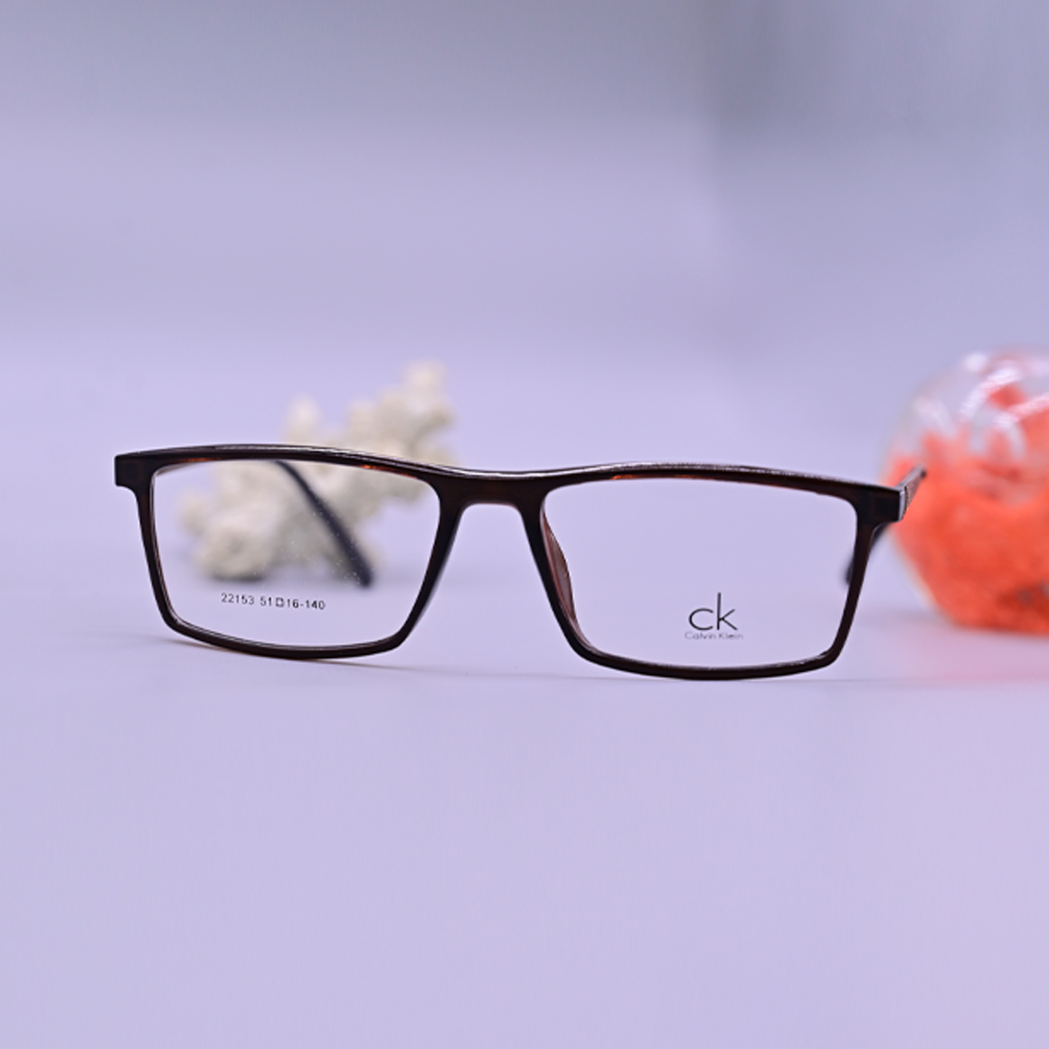 نظارة طبية ماركة كالفن كيلين موديل 22153 بإطار كامل مستطيل بلون بني متدرج (تورتويس) وأذرع متناسقة تحمل شعار العلامة التجارية.