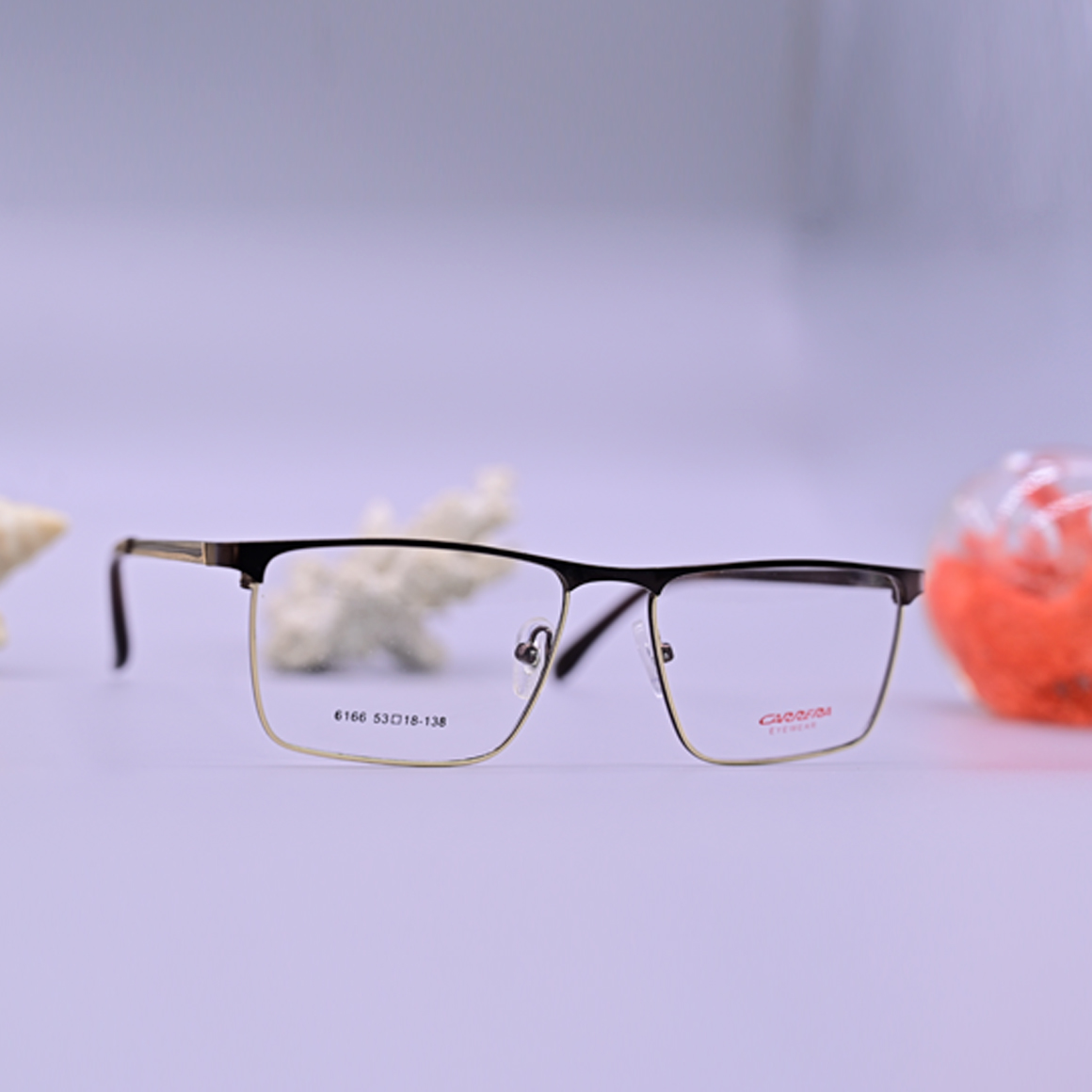 نظارة طبية كاريرا موديل 6166 بإطار كامل وشكل هندسي يميل للمربع مع تباين لوني بين الجزء العلوي القاتم والحواف السفلية الذهبية.