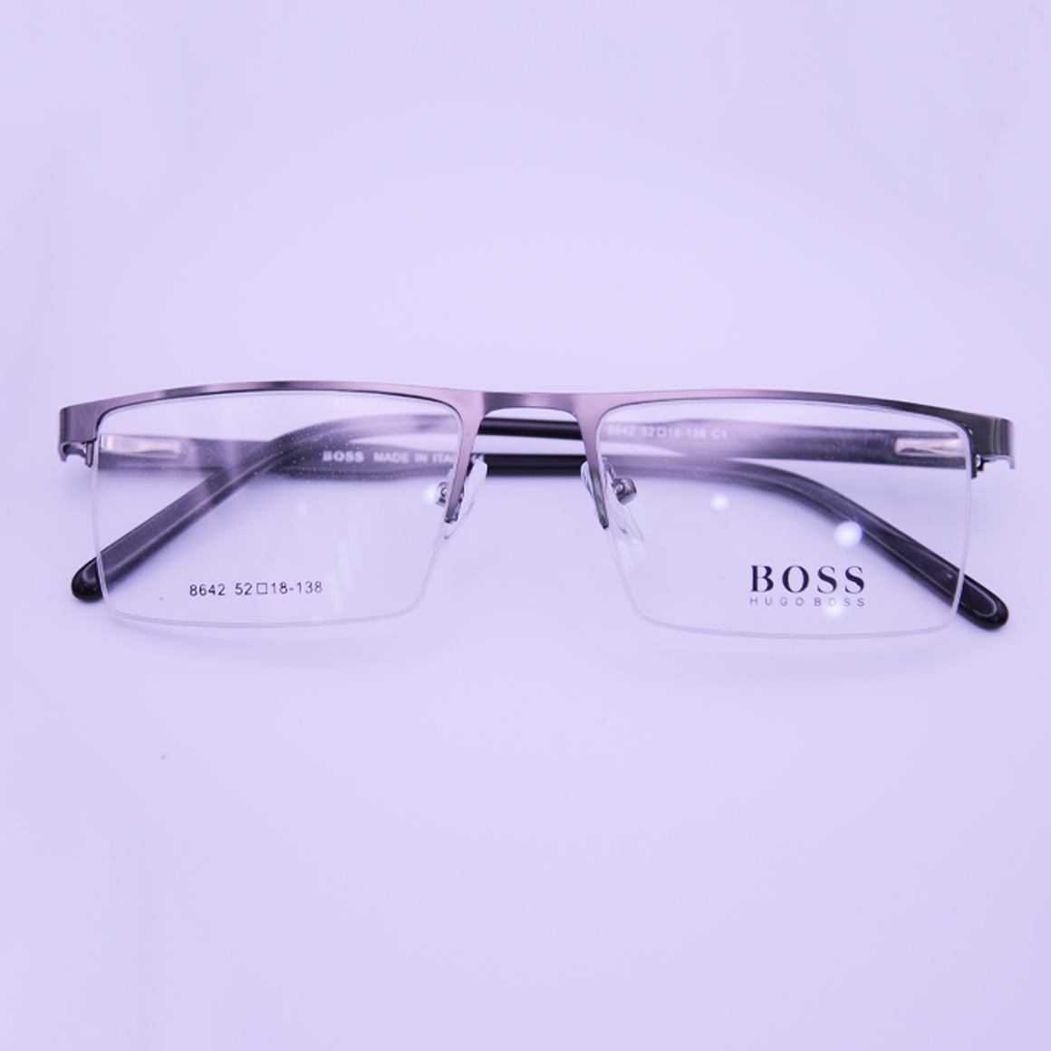 نظارة بوس (Boss) طبية رجالية موديل 8642 بنمط نصف حافة وشكل مستطيل بلون داكن فخم، مصممة بأسلوب عصري يمنح مظهراً ذكياً وعملياً من متجر عين العون.