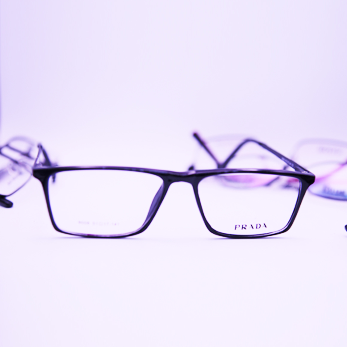 نظارة برادا (Prada) طبية موديل 9006 مصنوعة من الأسيتات بإطار كامل وشكل دائري كلاسيكي، توفر مظهراً راقياً وعملياً، متوفرة لدى متجر عين العون في اليمن.