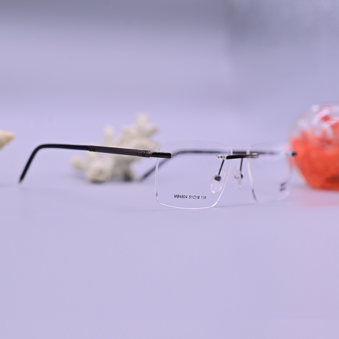 نظارة طبية فاخرة ماركة مونت بلانك موديل 4804، تصميم بدون إطار (Rimless) مع جسر وأذرع معدنية باللون الأسود المطفي، متوفرة في متجر عين العون للبصريات.