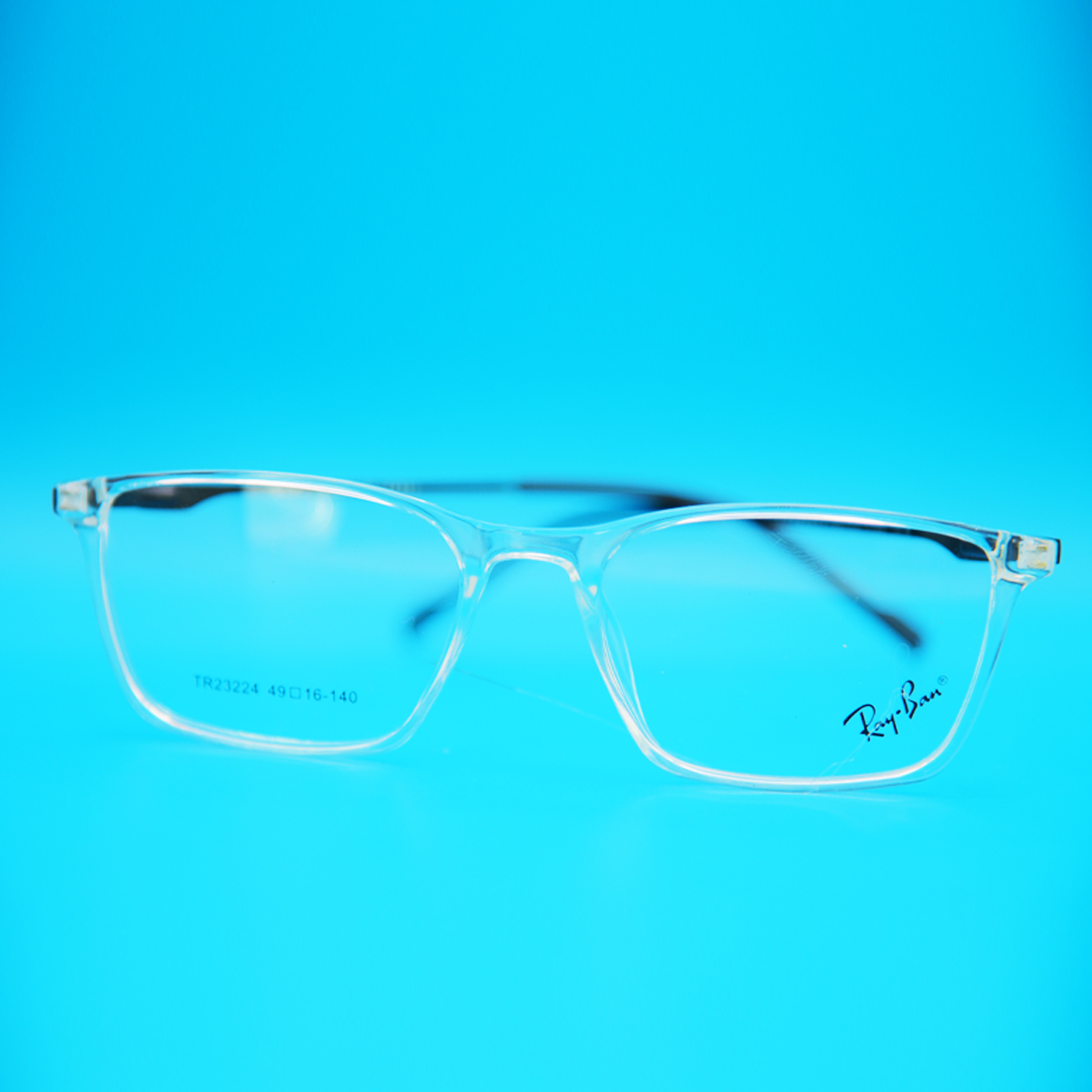 نظارة راي بان (Ray-Ban) طبية موديل 23224 بتصميم كلاسيكي عصري يعكس جودة العلامة التجارية وشعار راي بان الشهير، متوفرة لدى متجر عين العون.