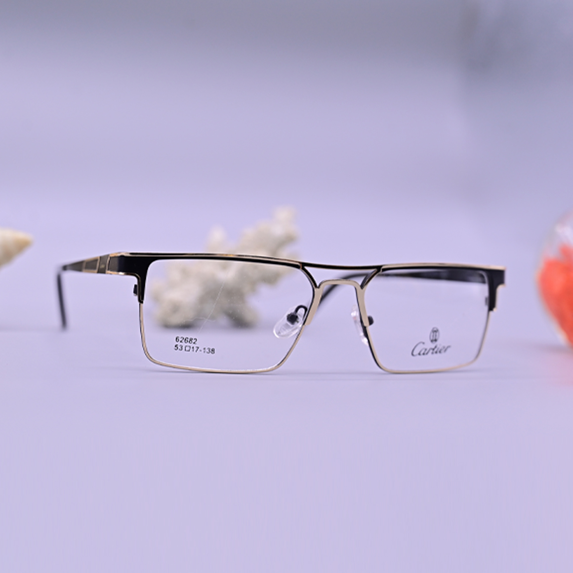 نظارة كارتير طبية موديل 62682 بإطار مستطيل يجمع بين الأسيتات الأسود والمعدن الذهبي اللامع من متجر عين العون.
