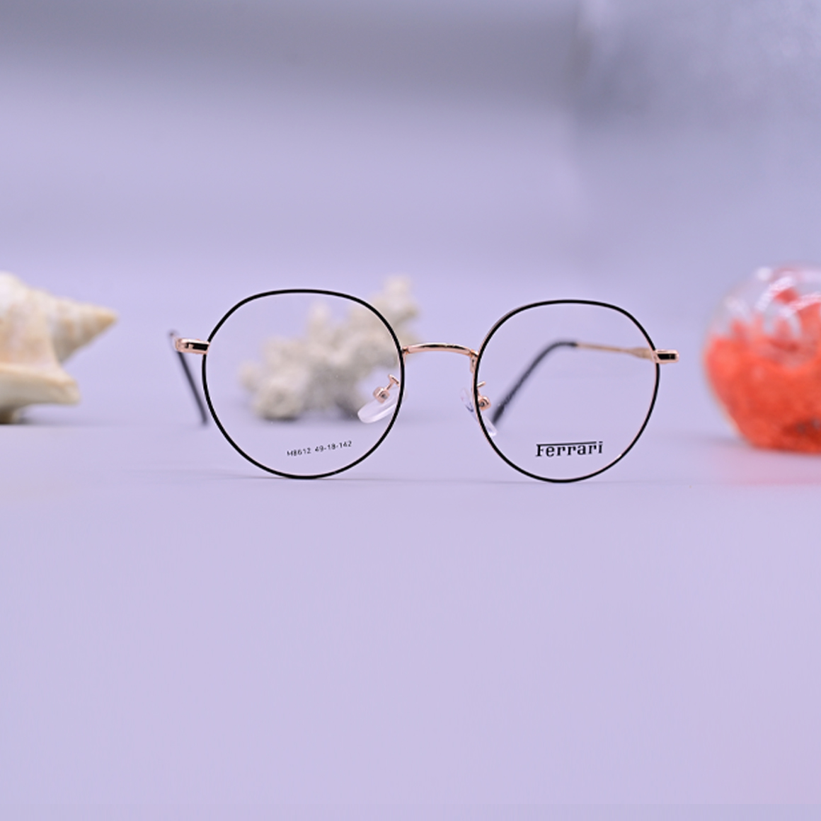 نظارة طبية ماركة فيراري موديل 8612، إطار دائري كامل رفيع جداً بلون ذهبي وردي (Rose Gold) وأذرع رشيقة بنهايات داكنة، متوفرة لدى متجر عين العون.