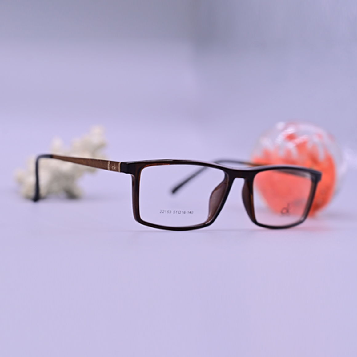 نظارة طبية ماركة كالفن كيلين موديل 22153 بإطار كامل مستطيل بلون بني متدرج (تورتويس) وأذرع متناسقة تحمل شعار العلامة التجارية.