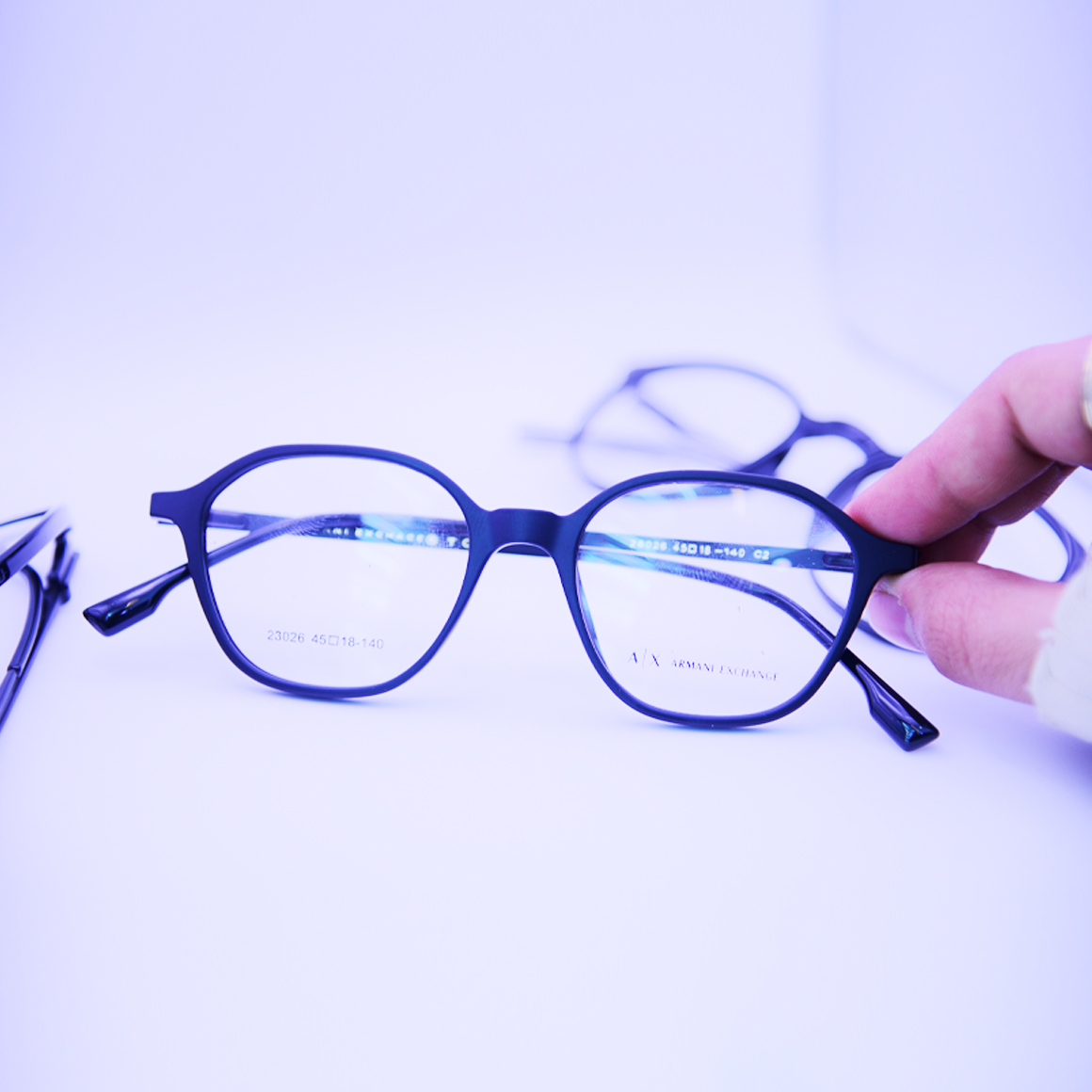 نظارة ارماني اكس تشانج (Armany Exchange) طبية رجالية موديل 23026 بإطار كامل وتصميم عصري يمنح الوجه تحديداً أنيقاً، متوفرة لدى متجر عين العون.