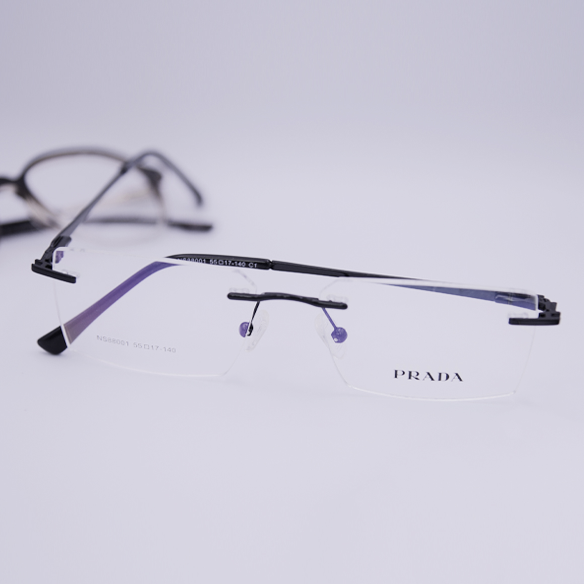 نظارة برادا (Prada) طبية موديل 88001 بإطار كامل ذو شكل دائري انسيابي وتصميم رفيع جداً، توفر مظهراً عصرياً وأنيقاً من تشكيلة متجر عين العون.