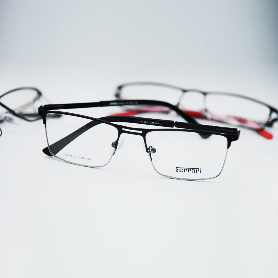 نظارة فيراري (Ferrari) طبية موديل 6144 بإطار كامل وشكل مستطيل كلاسيكي، تعكس روح السرعة والجمال بتصميم يمنح الوجه تحديداً قوياً، من متجر عين العون.