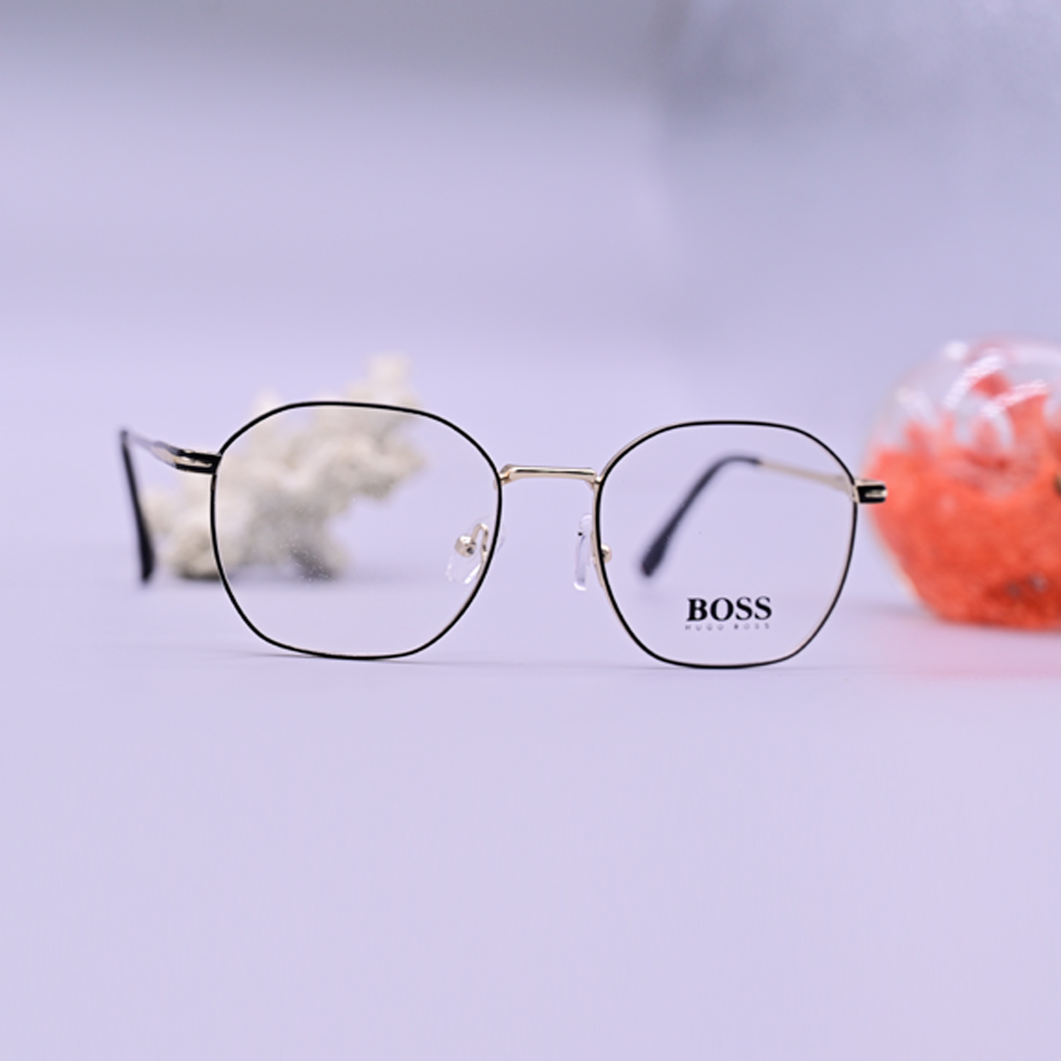 نظارة طبية من ماركة بوس (Boss) موديل 3017، إطار دائري كامل معدني رفيع بلون أسود مطفي وجسر وأذرع باللون الذهبي، متوفرة لدى متجر عين العون للبصريات.