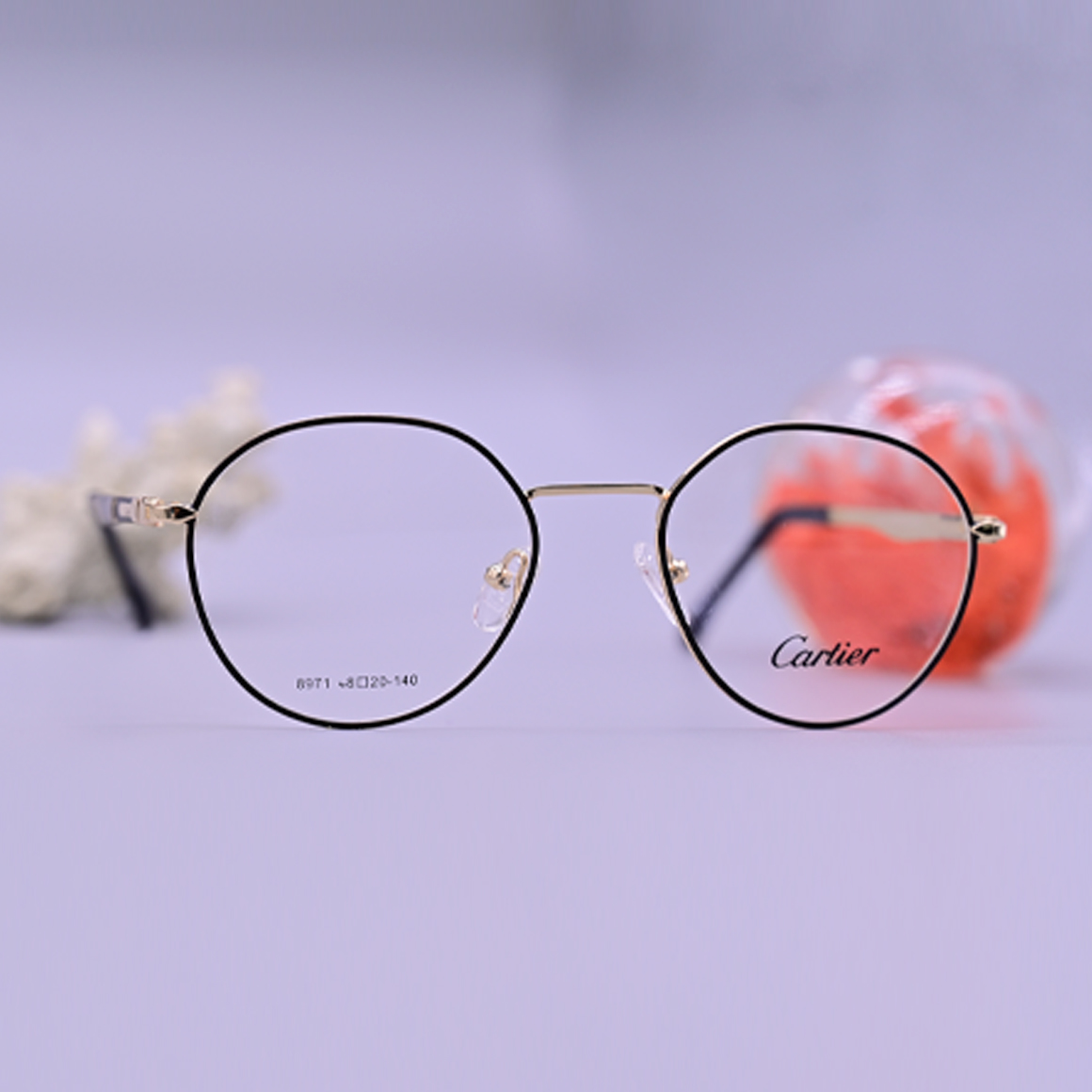 نظارة كارتير طبية موديل 8971 بإطار دائري أسود وأذرع معدنية ذهبية فاخرة من تشكيلة عين العون.