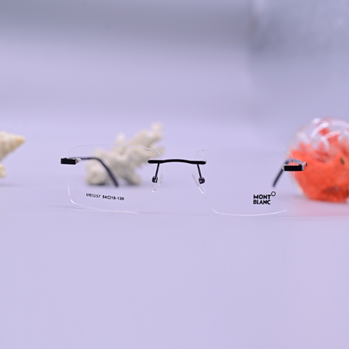 نظارة طبية ماركة مونت بلانك موديل 5257، تصميم بدون إطار (Rimless) مع جسر وأذرع معدنية نحيفة باللون الأسود المطفي، متوفرة لدى متجر عين العون للبصريات.