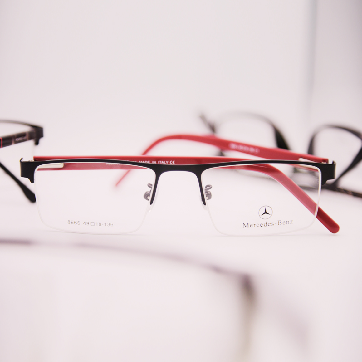نظارة مرسيدس بينز (Mercedes-Bens) طبية رجالية موديل 8665 بإطار كامل وتصميم يدمج بين الاستدارة الكلاسيكية والخطوط الهندسية المعاصرة من متجر عين العون.