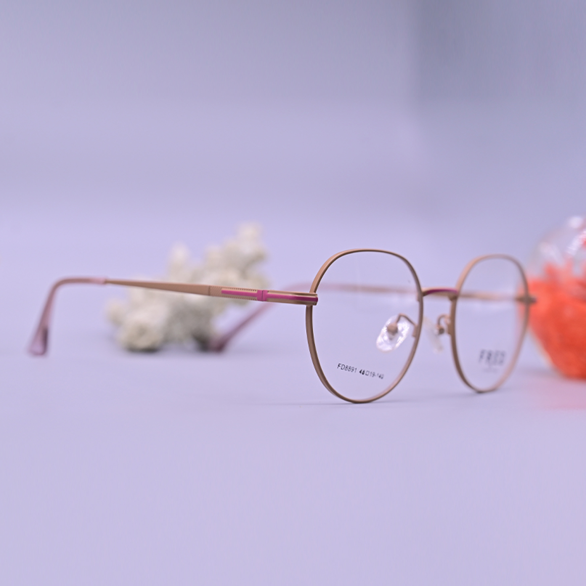 نظارة طبية ماركة فريد موديل 8891 بإطار كامل وردي نحيف وتصميم دائري هندسي مع جسر أنف ذهبي وأذرع رقيقة.
