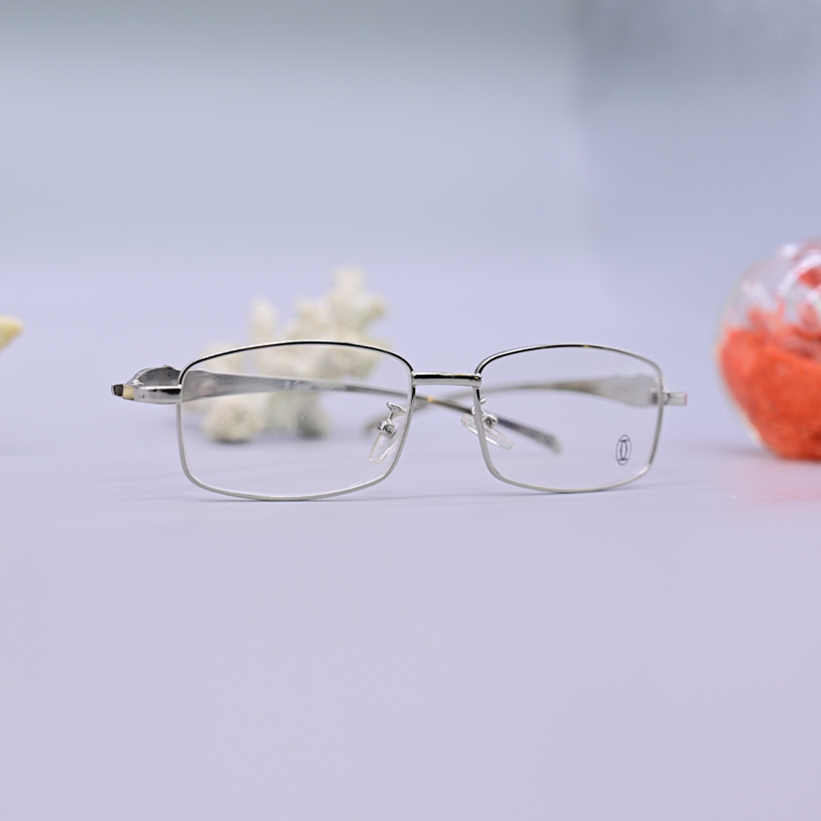 نظارة طبية فاخرة من ماركة كارتير (Cartier) موديل 3019، إطار دائري كامل بلون فضي ناصع مع تفاصيل هندسية دقيقة على الأذرع، متوفرة لدى عين العون.