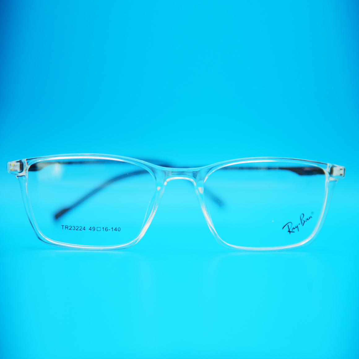 نظارة راي بان (Ray-Ban) طبية موديل 23224 بتصميم كلاسيكي عصري يعكس جودة العلامة التجارية وشعار راي بان الشهير، متوفرة لدى متجر عين العون.