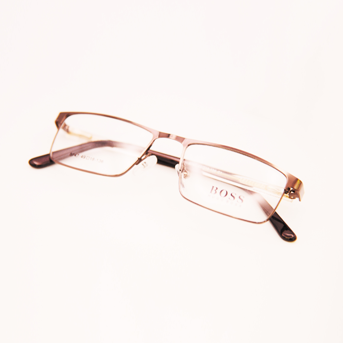 نظارة بوس (Boss) طبية موديل 8747 بإطار كامل وشكل مستطيل أنيق يتميز بخطوط انسيابية للأذرع وتصميم يوحي بالثقة والوقار، متوفرة لدى متجر عين العون.
