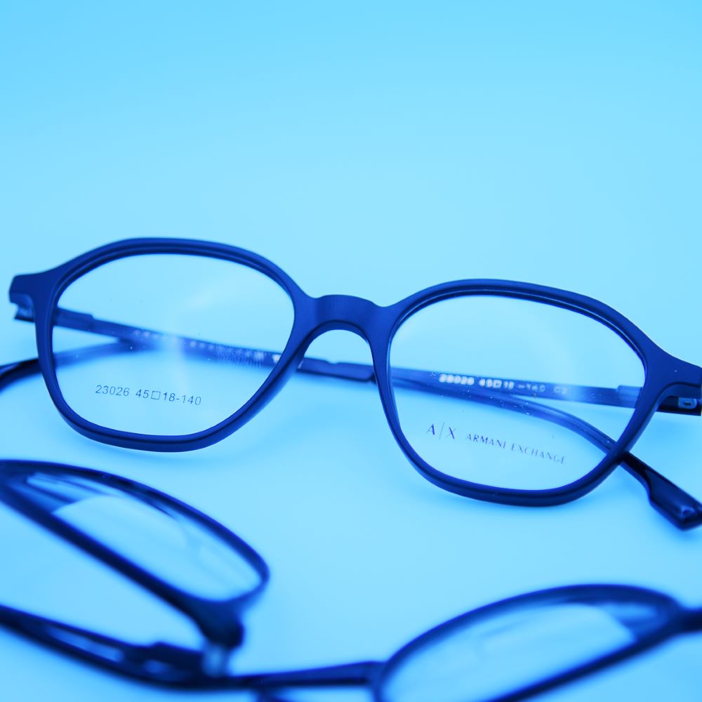 نظارة ارماني اكس تشانج (Armany Exchange) طبية رجالية موديل 23026 بإطار كامل وتصميم عصري يمنح الوجه تحديداً أنيقاً، متوفرة لدى متجر عين العون.
