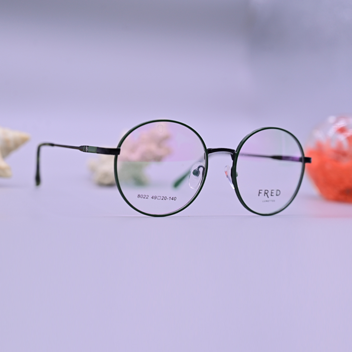 نظارة طبية ماركة فريد Fred موديل 9022 بإطار دائري كامل بلون أخضر داكن ملكي وأذرع معدنية نحيفة من متجر عين العون.