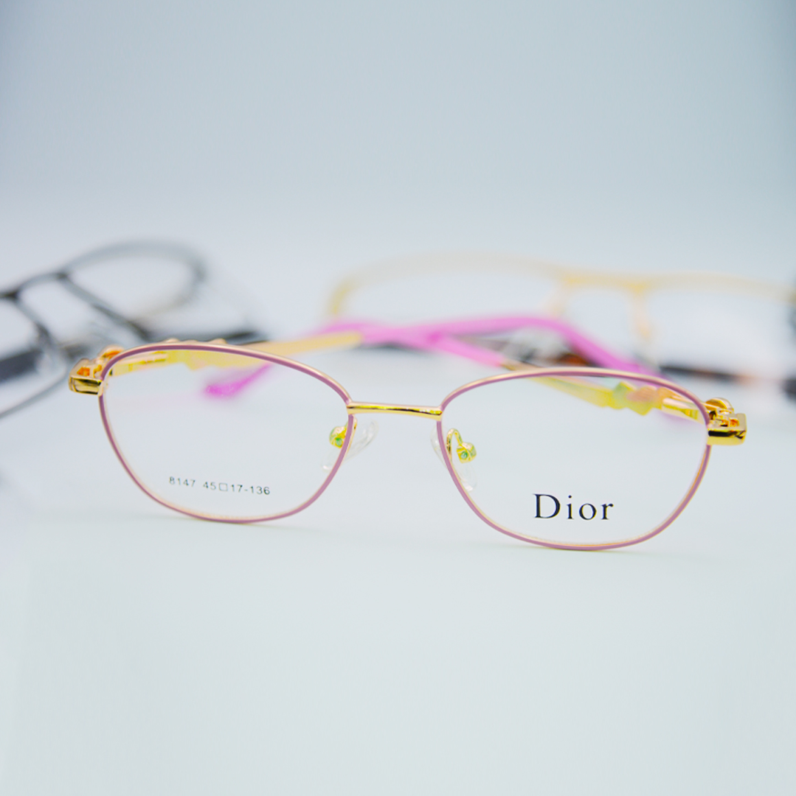 نظارة ديور (Dior) طبية موديل 8147 بإطار كامل متين وشكل دائري كلاسيكي يضفي لمسة من النعومة والفخامة على الوجه من تشكيلة متجر عين العون.