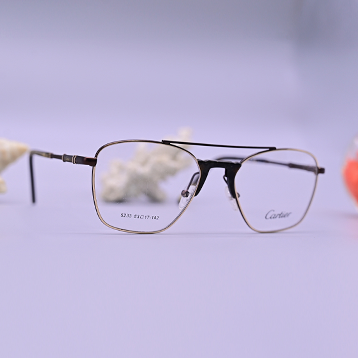 نظارة كارتير 5233 طبية دائرية بإطار كامل وتصميم الجسر المزدوج، تتميز بلون داكن مع لمسات ذهبية خفيفة على الأذرع لإطلالة فاخرة وعصرية.