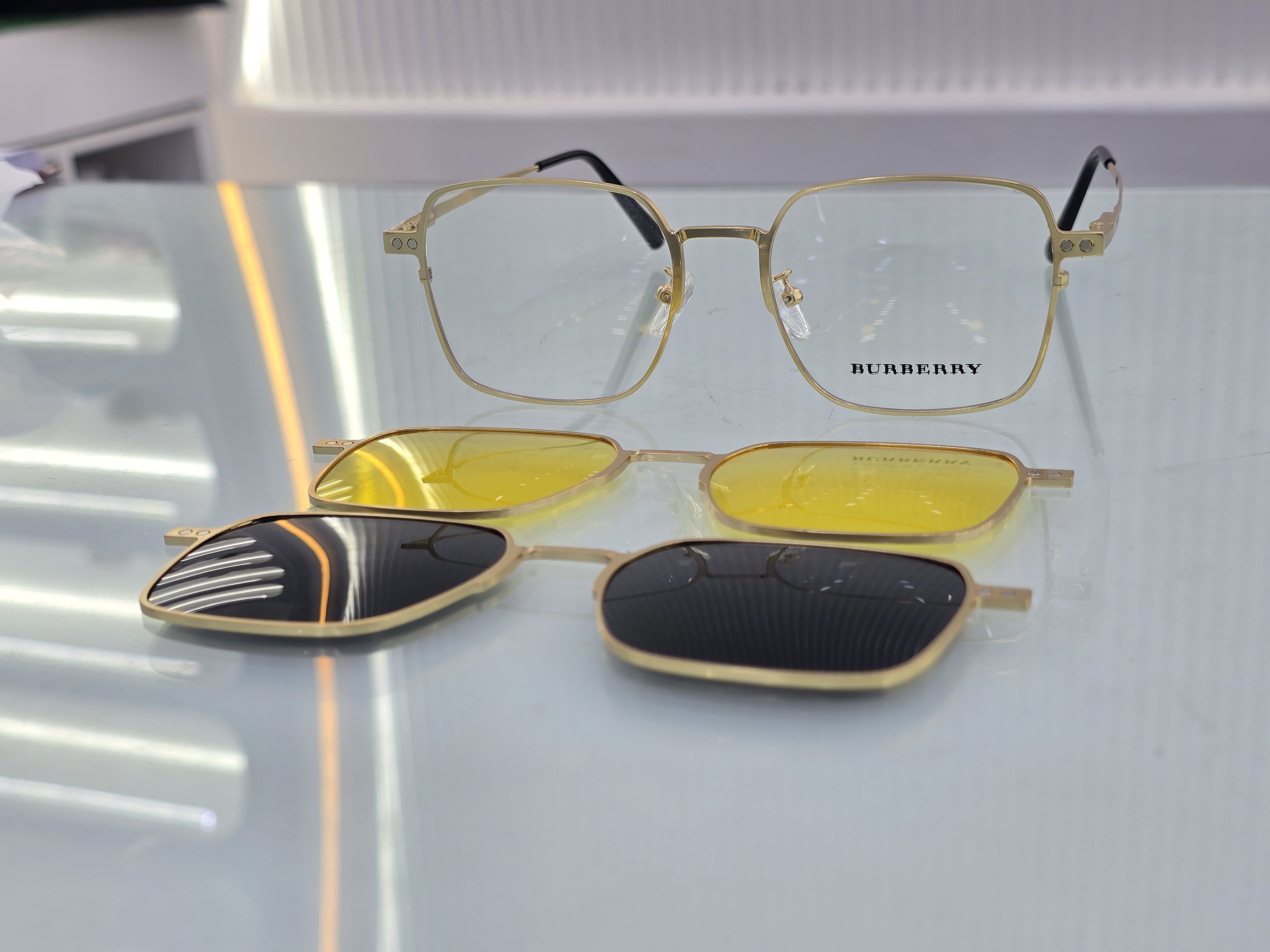 نظارة بوربري (Burberry) موديل 8005 بإطار معدني ذهبي فاخر مع عدسات إضافية مغناطيسية (كليب أون) صفراء وسوداء من تشكيلة متجر عين العون.