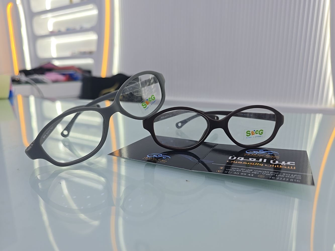 نظارة أطفال طبية من ماركة سيج (Secg) موديل 5559، إطار دائري كامل بلون رمادي داكن مطفي (Matte)، متوفرة لدى متجر عين العون للبصريات.