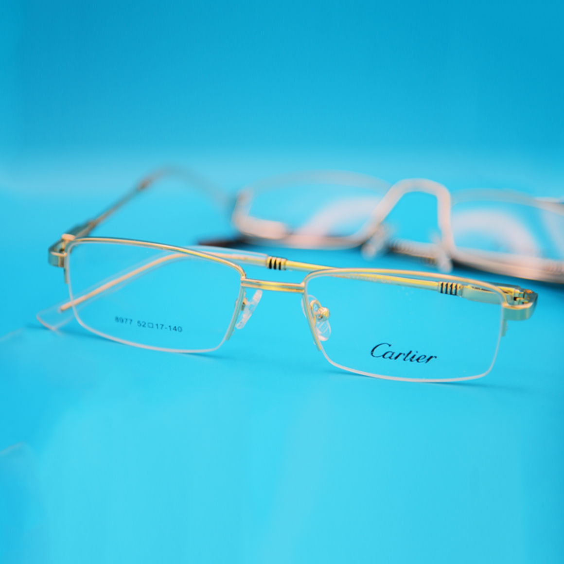 نظارة كارتير (Cartier) موديل 8977 بإطار ذهبي لامع وتصميم كامل (Full Rim) نحيف وأنيق للمناسبات الرسمية من تشكيلة متجر عين العون.