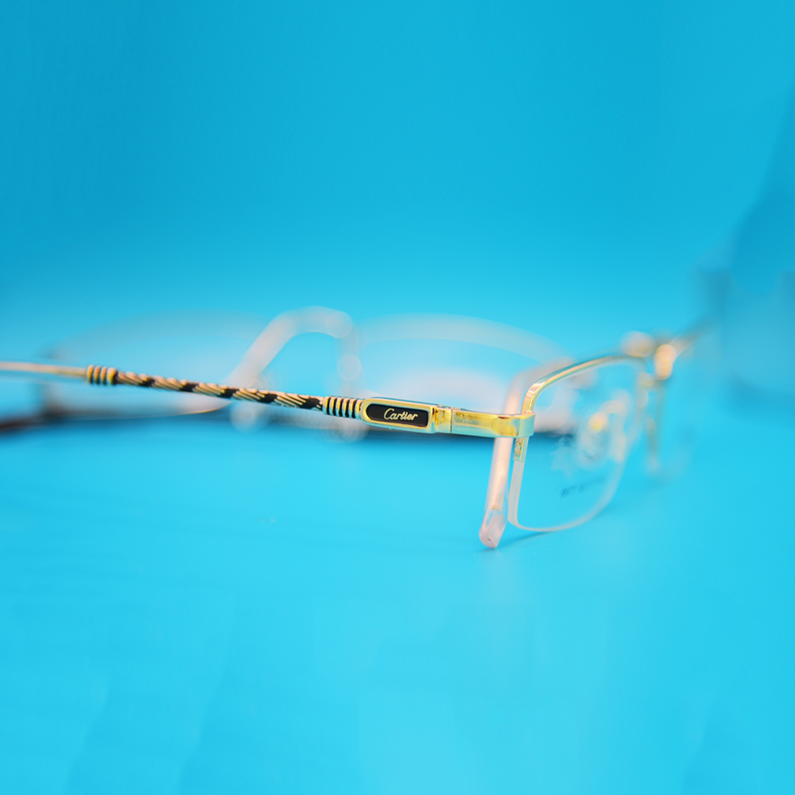 نظارة كارتير (Cartier) موديل 8977 بإطار ذهبي لامع وتصميم كامل (Full Rim) نحيف وأنيق للمناسبات الرسمية من تشكيلة متجر عين العون.