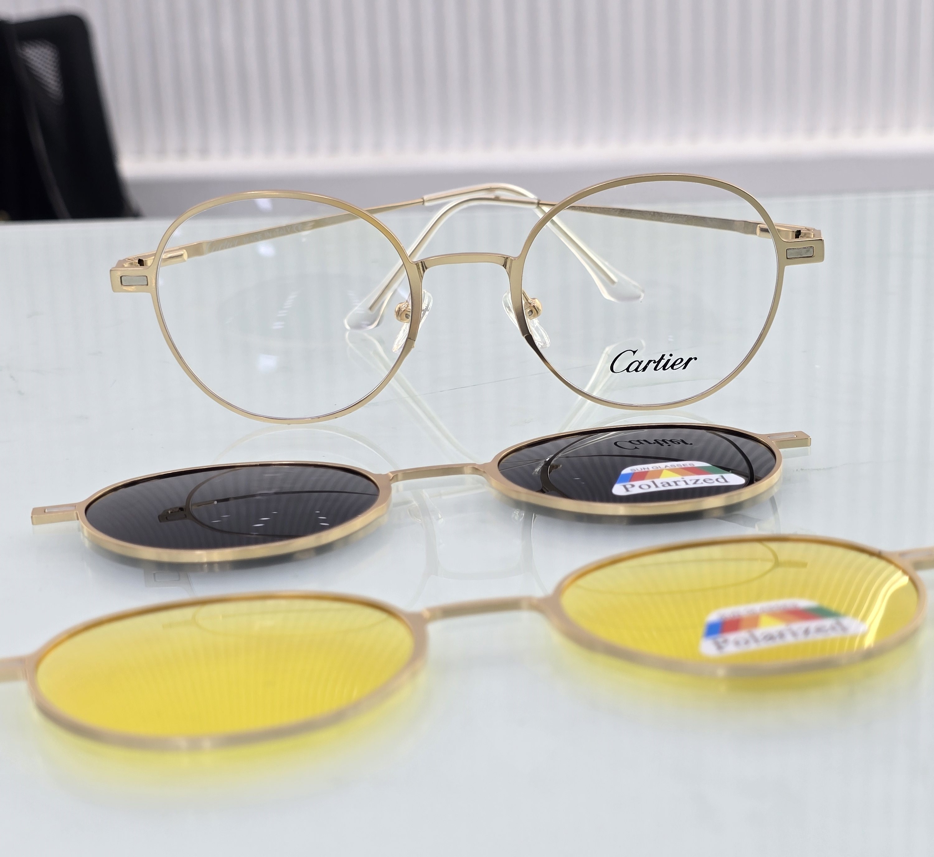 نظارة كارتير (Cartier) شمسية أصلية موديل 3916، إطار دائري كامل باللون الذهبي اللامع مع عدسات داكنة للحماية من الشمس من متجر عين العون.