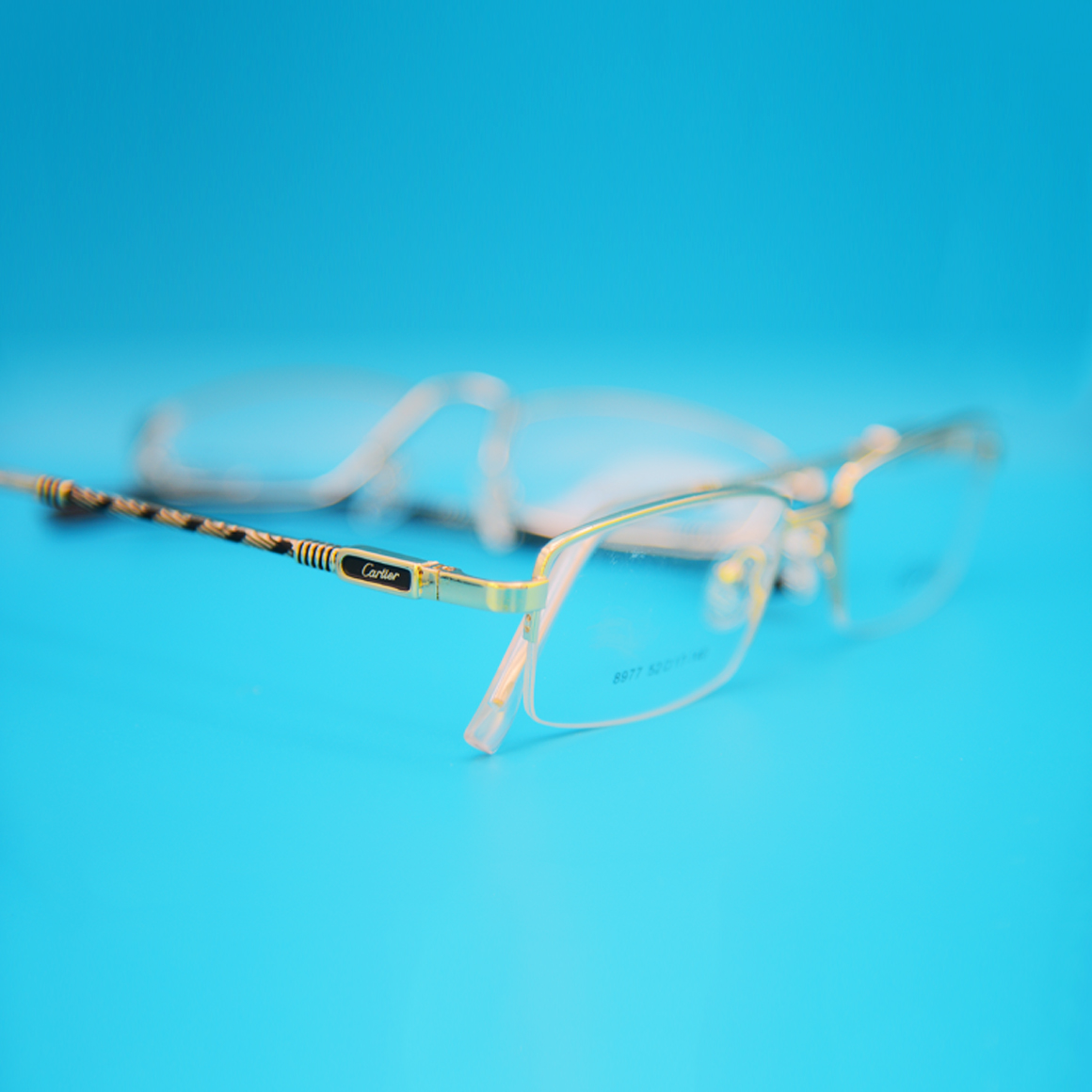 نظارة كارتير (Cartier) موديل 8977 بإطار ذهبي لامع وتصميم كامل (Full Rim) نحيف وأنيق للمناسبات الرسمية من تشكيلة متجر عين العون.