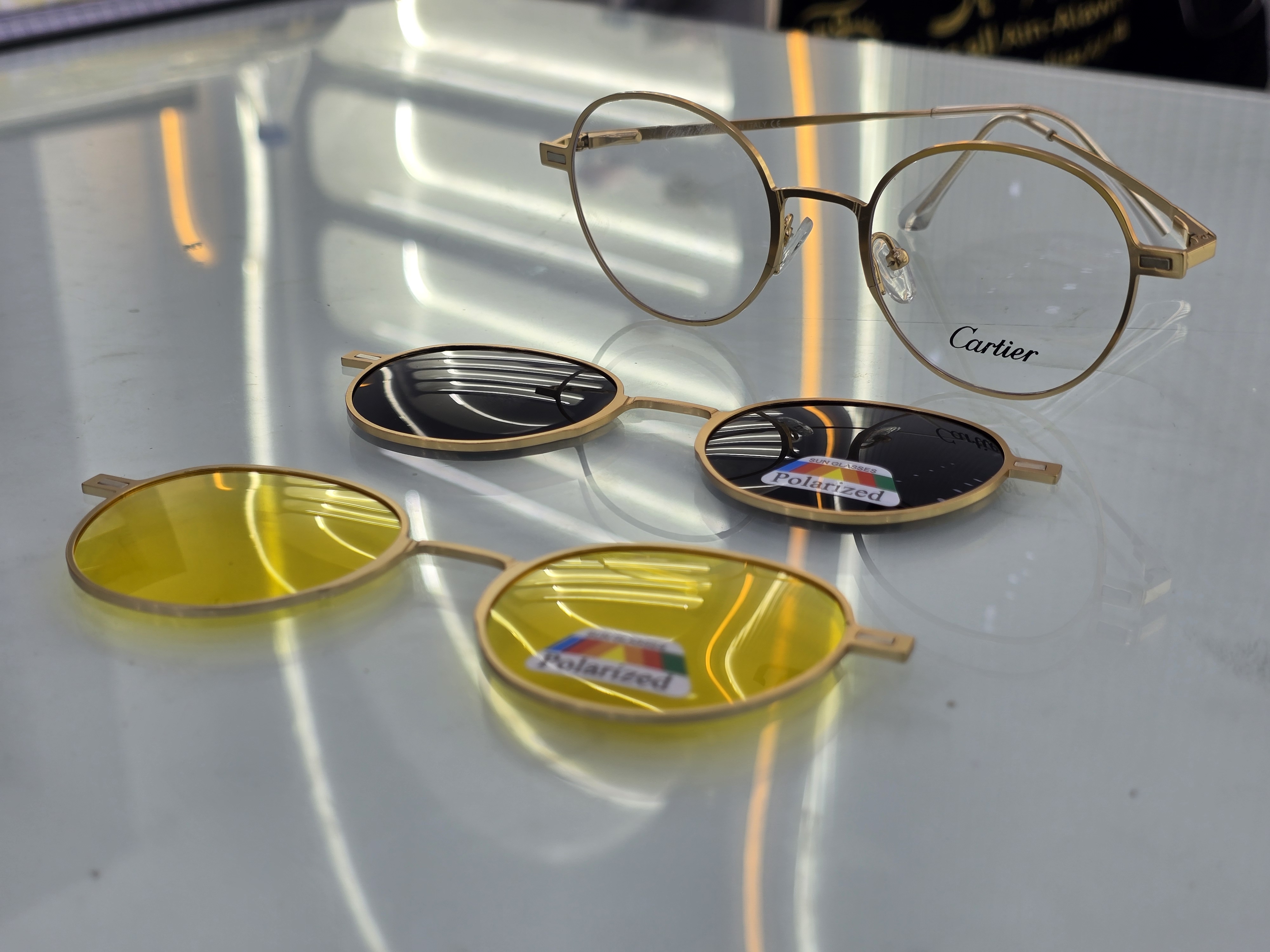 نظارة كارتير (Cartier) شمسية أصلية موديل 3916، إطار دائري كامل باللون الذهبي اللامع مع عدسات داكنة للحماية من الشمس من متجر عين العون.