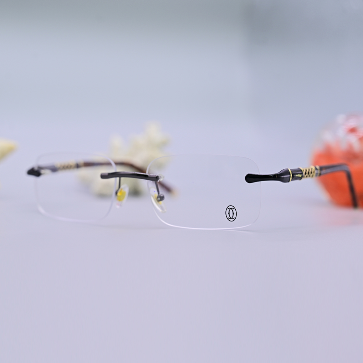 نظارة طبية فاخرة من ماركة كارتير موديل 3016، تصميم بدون إطار (Rimless) مع أذرع بنقشة التايجر البني والأسود وتفاصيل ذهبية، متوفرة لدى عين العون.