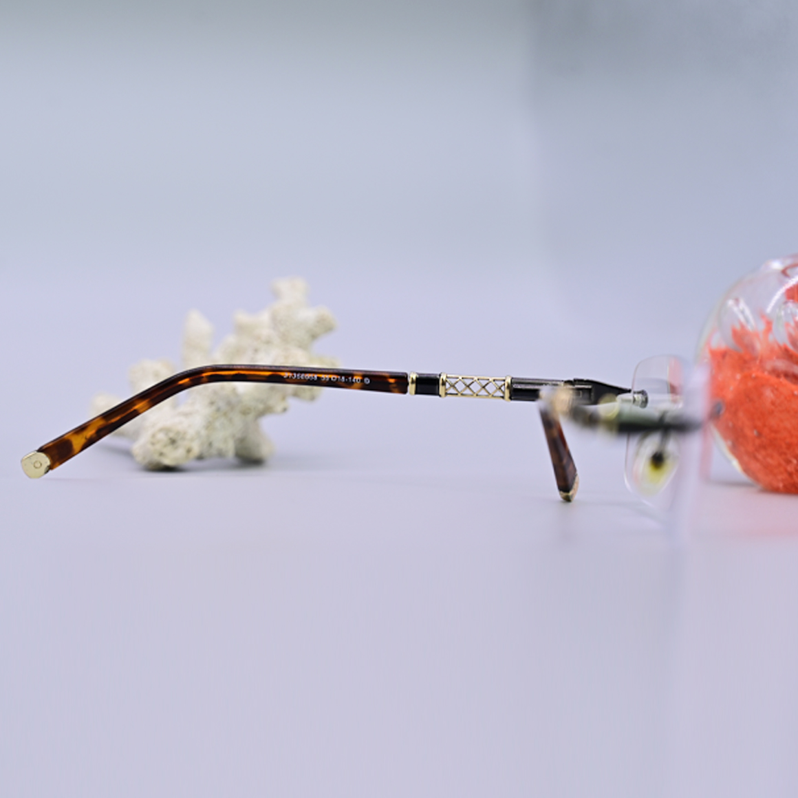 نظارة طبية فاخرة من ماركة كارتير موديل 3016، تصميم بدون إطار (Rimless) مع أذرع بنقشة التايجر البني والأسود وتفاصيل ذهبية، متوفرة لدى عين العون.