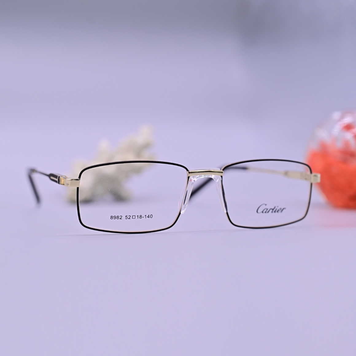 نظارة كارتير طبية موديل 8982 بإطار كامل مستطيل وجسر معدني فضي وأذرع رفيعة فاخرة من متجر عين العون.