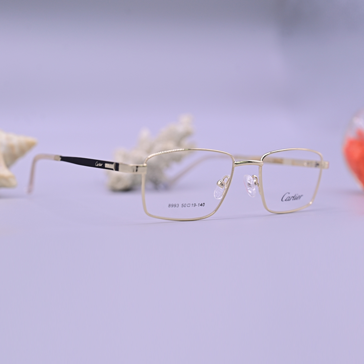 نظارة كارتير طبية موديل 8993 بإطار معدني مستطيل ذهبي وأذرع سوداء تحمل شعار العلامة التجارية من متجر عين العون.