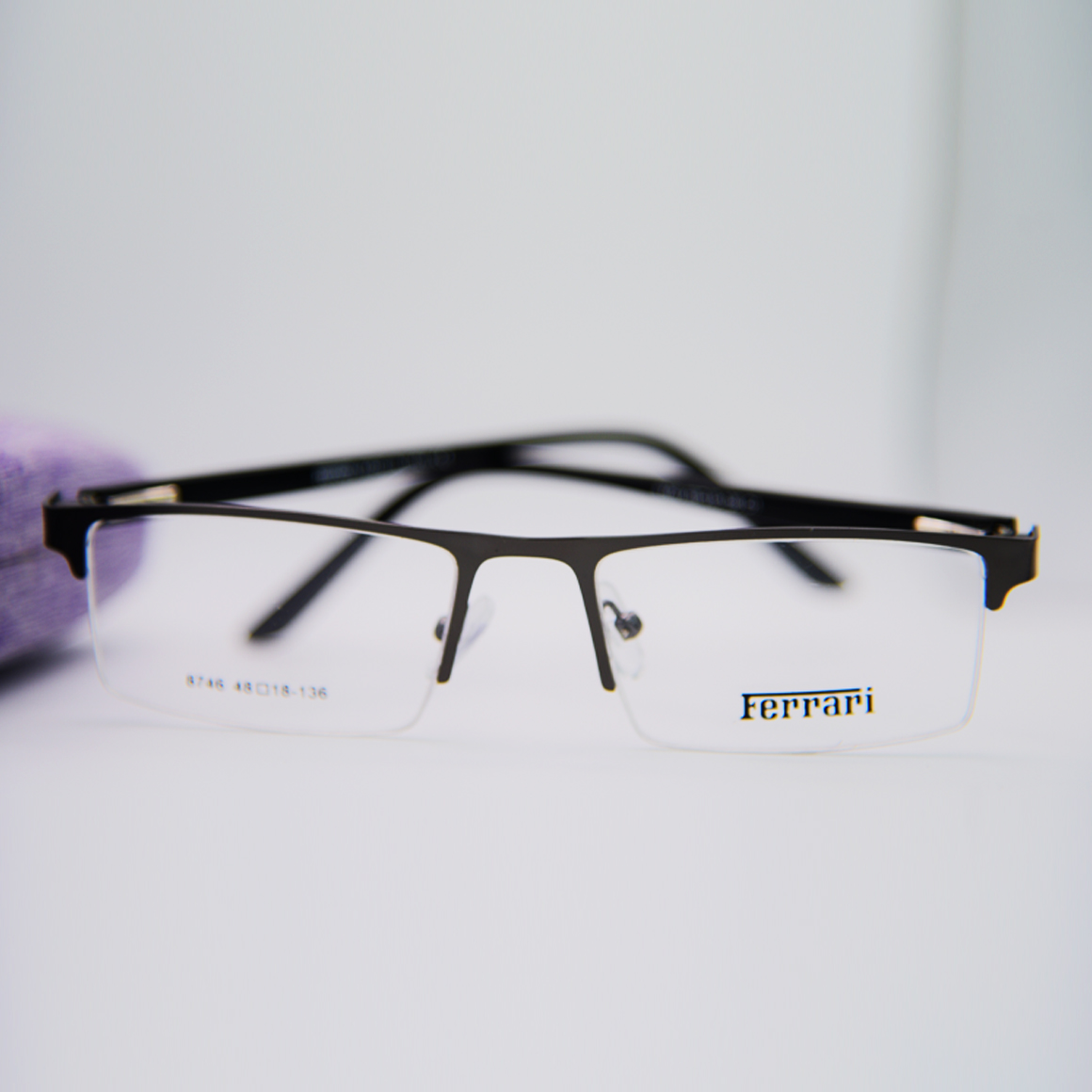 نظارة فيراري (Ferrari) طبية موديل 8746 بإطار كامل وشكل مستطيل كلاسيكي يتميز بانسيابية الخطوط والتصميم الفاخر، متوفرة لدى متجر عين العون للنظارات في اليمن.
