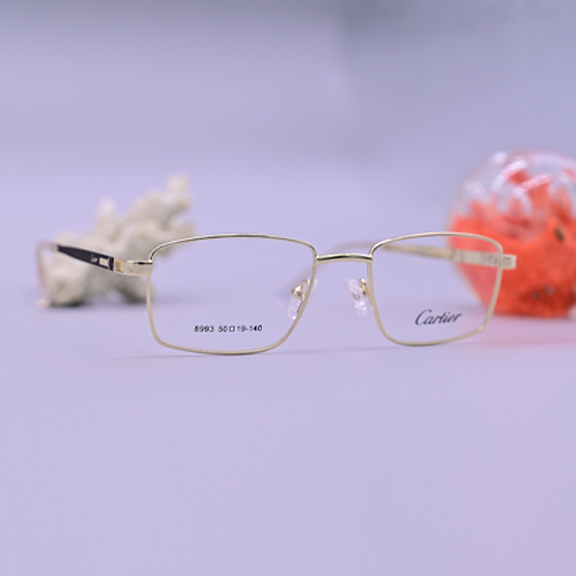 نظارة كارتير طبية موديل 8993 بإطار معدني مستطيل ذهبي وأذرع سوداء تحمل شعار العلامة التجارية من متجر عين العون.