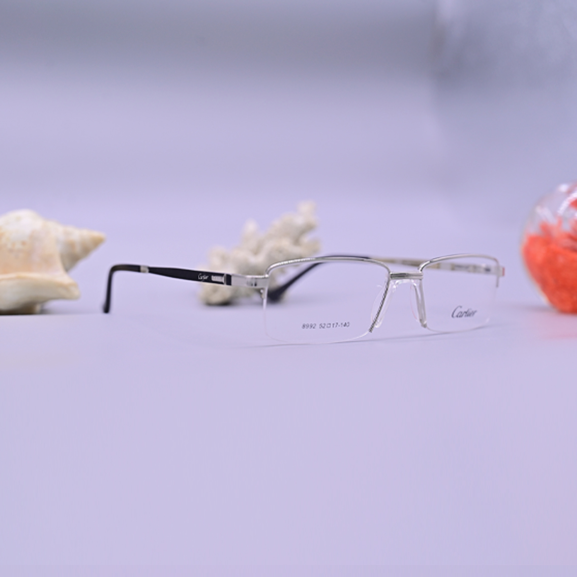 نظارة طبية فاخرة من ماركة كارتير (Cartier) موديل 8992، إطار دائري كامل بلون فضي لامع مع أذرع رشيقة، متوفرة لدى متجر عين العون للبصريات.