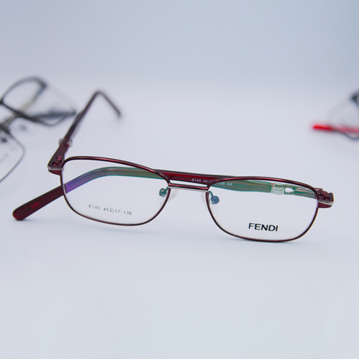 نظارة فيندي (Fendi) طبية موديل 8145 بإطار كامل وتصميم دائري كلاسيكي فاخر، توفر مظهراً جمالياً متوازناً وأنيقاً من تشكيلة متجر عين العون في اليمن.