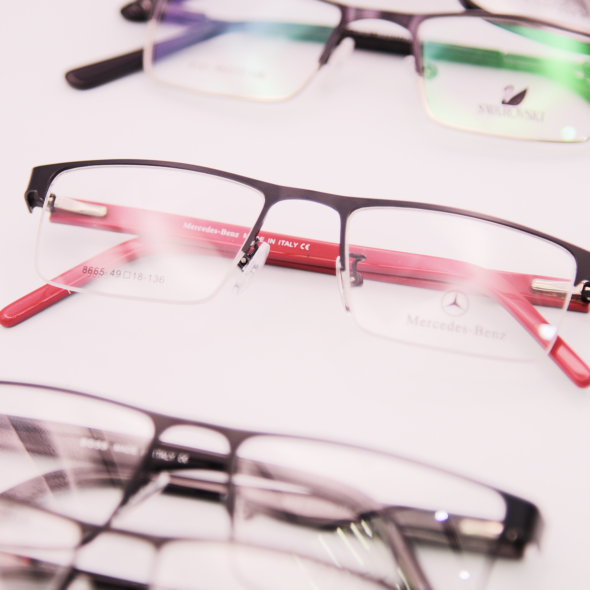 نظارة مرسيدس بينز (Mercedes-Bens) طبية رجالية موديل 8665 بإطار كامل وتصميم يدمج بين الاستدارة الكلاسيكية والخطوط الهندسية المعاصرة من متجر عين العون.