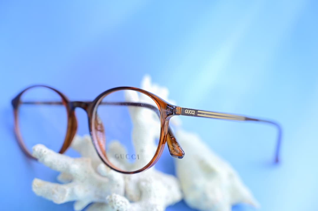 نظارة جوتشي (Gucci) طبية أصلية بموديل 23005، إطار كامل بشكل دائري ولون بني تورتويز (Tortoise) كلاسيكي من متجر عين العون.