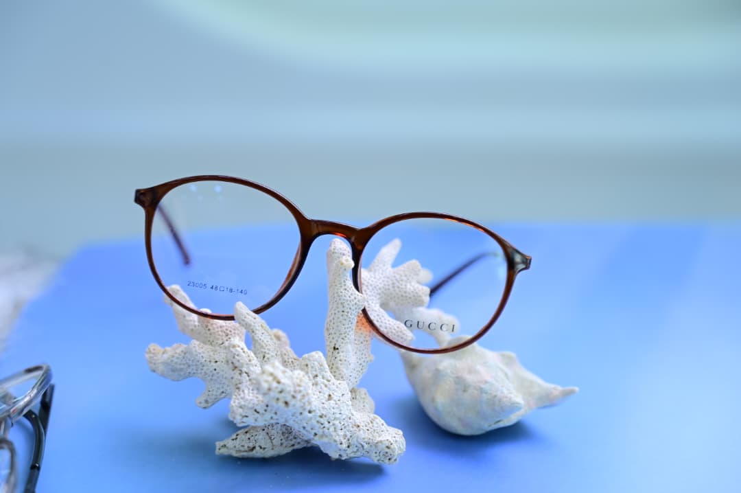 نظارة جوتشي (Gucci) طبية أصلية بموديل 23005، إطار كامل بشكل دائري ولون بني تورتويز (Tortoise) كلاسيكي من متجر عين العون.