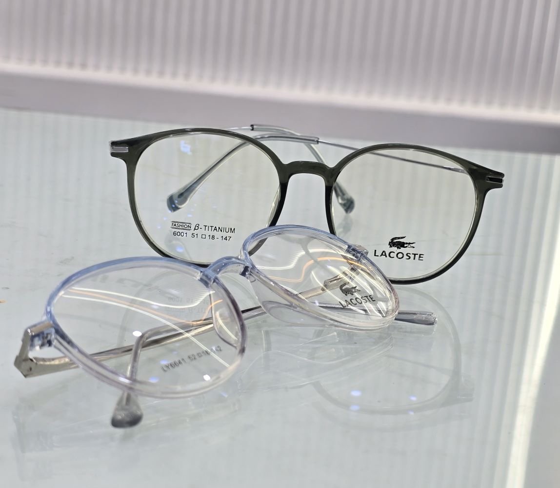 نظارة لاجوست (Lacoste) طبية رجالية موديل 6001 بإطار كامل وشكل دائري هندسي معاصر يوفر مظهراً أنيقاً وذكياً من تشكيلة متجر عين العون.
